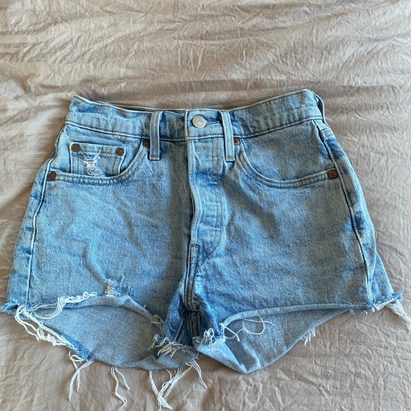 Levi’s 501 Shorts - Picture 2 of 3